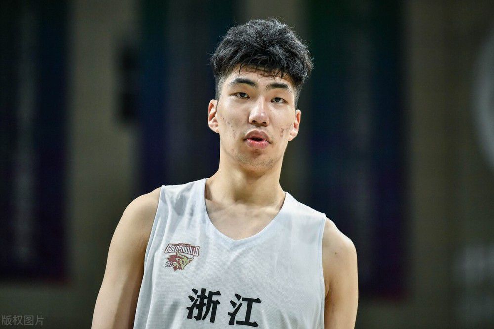 说着，海伦娜迟疑再三，还是开口道：叶先生……我刚才收到一条来自北欧的消息，那边的事情可能有了一些变化……叶辰皱眉问道：什么消息？海伦娜道：据说，昨天奥利维亚与罗斯柴尔德家族的代表谈到深夜，他们已经初步达成了联姻的协议，准备在今天当地时间上午十点正式对外宣布，奥利维亚将嫁给罗斯柴尔德家族成员的消息，而且婚礼时间就定在明天晚上。